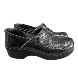 Dansko Black Floral Embossed Leather Clogs 40 Women’s 9 Work Nursing S8